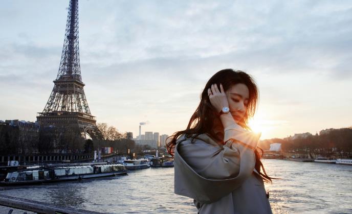 刘亦菲深情演绎天梭小美人系列臻钻款腕表，与浪漫巴黎共绽光芒